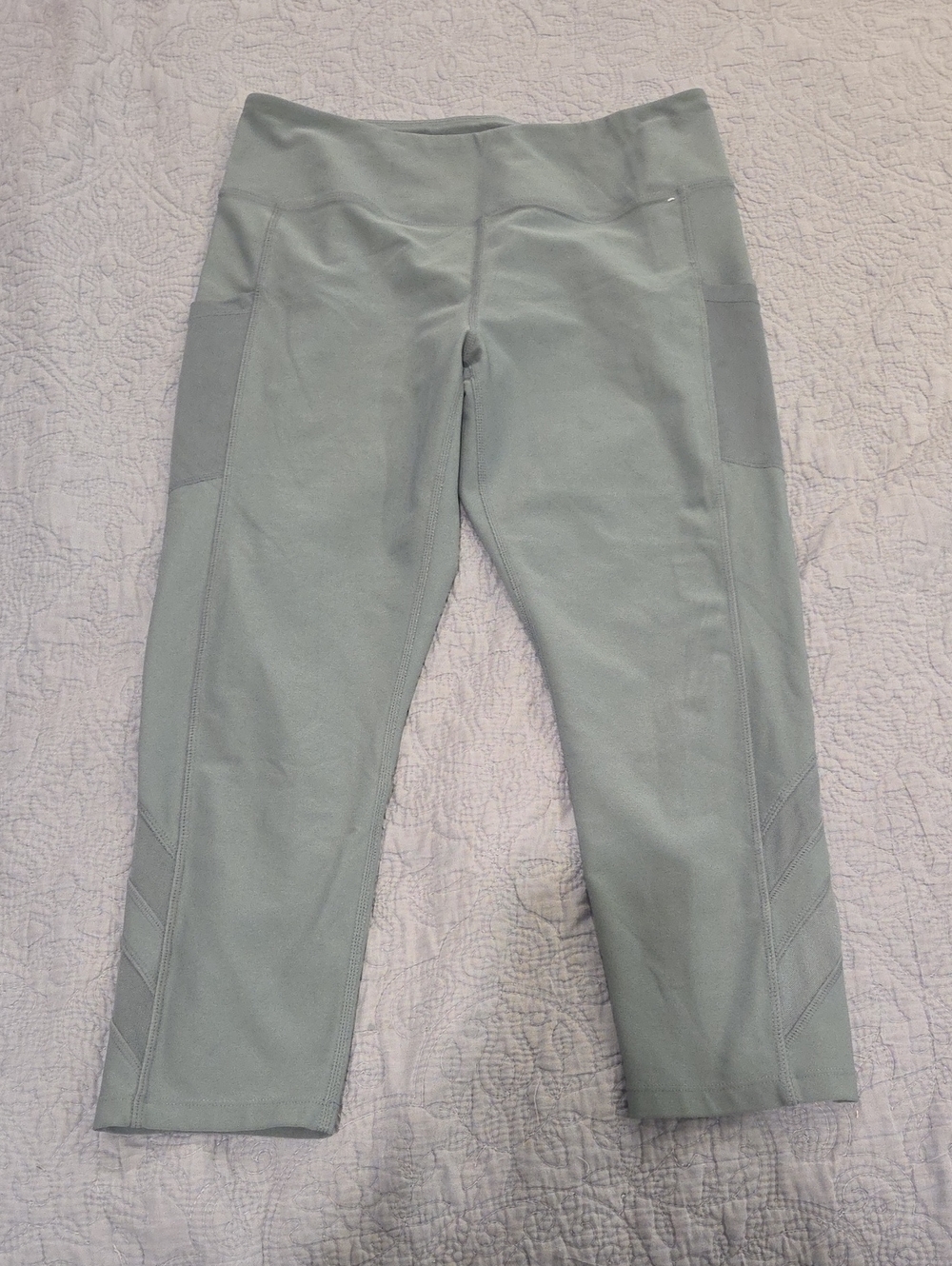 NWOT--Mondetta Sage Green Athletic Leggings with Side Pockets Size L!